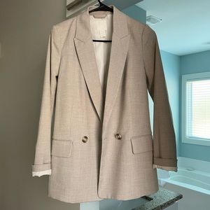 H&M blazer. Gently used no flaws!!